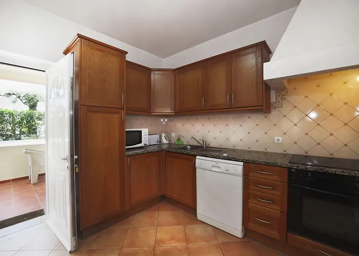 Parque Monte Αλμπουφέιρα